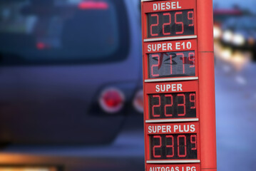 Autos, Tankstelle und hohe Preise für den Kraftstoff in Deutschland	 - obrazy, fototapety, plakaty