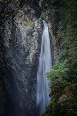 Langzeitbelichtung des Untersulzbach Wasserfalls in Salzburg, Österreich