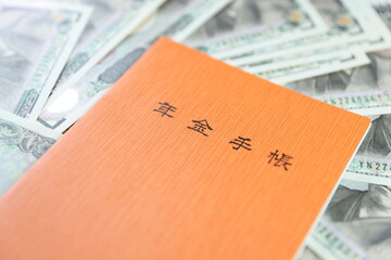 Obraz premium 年金手帳とお金