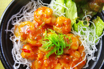 ピリ辛のエビチリ丼