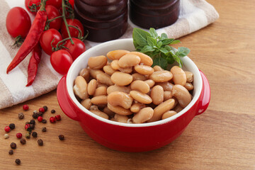 Whinte canned kidney beans in the bowl