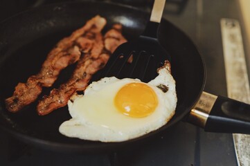 目玉焼きをすくう