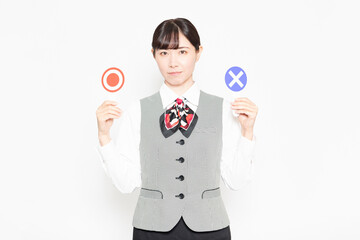 白い背景の前に立ってOKとNGのプラカードを見せるビジネスウーマン