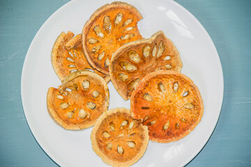 Quince, dried herbs, cut into pieces, placed in a dish, boiled hot or cold drinking water, has health benefits.