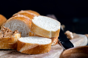 peanut paste with pieces of peanuts and white baguette