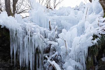 川が凍った氷の世界