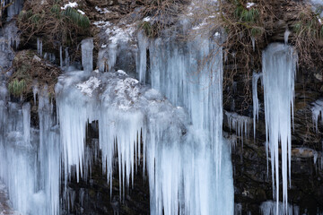 川が凍った氷の世界