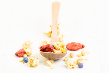 ドライフルーツ入りグラノーラとナッツとスプーン