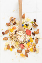 ドライフルーツ入りグラノーラとスプーン