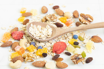 ドライフルーツ入りグラノーラとスプーン