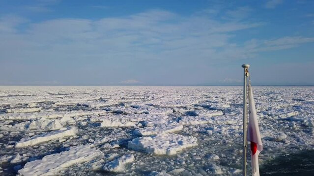 流氷の中を進む観光船から見る知床連山
