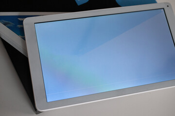 Tablet con pantalla enchufada azul