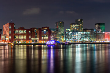 Obraz premium Evening photo of the Rijnhaven with floating buildings, Rotterdam, Netherlands