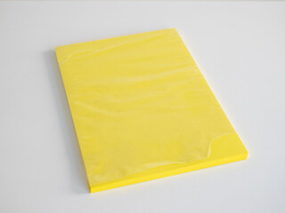 Hoja de colores para manualidades color amarillo