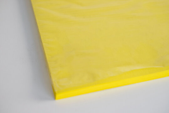 Hoja de colores para manualidades color amarilo