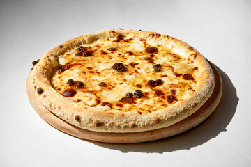Crispy 4-cheese pizza with honey and cone jam on a gray background.