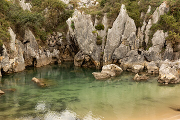 Playa de Gulpiyuri en Asturias.