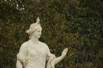 Obraz premium statue of a person in the garden