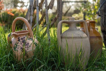 Anfore in coccio in giardino