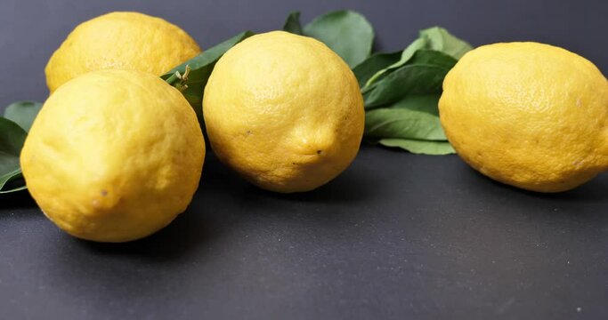 Limoni con foglie sul tavolo
