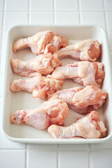 調理バットに並べた鶏の手羽元