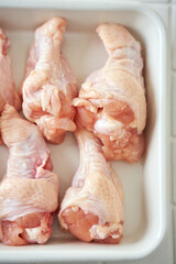 調理バットに並べた鶏の手羽元