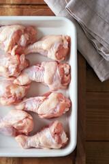 調理バットに並べた鶏の手羽元