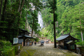 Fototapeta na wymiar 和歌山県那智勝浦町 熊野那智大社、那智の滝と飛瀧神社 境内