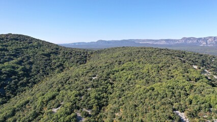 survol de l'arrière pays de Montpellier en Occitanie dans le sud de la France et piémont des Cévennes