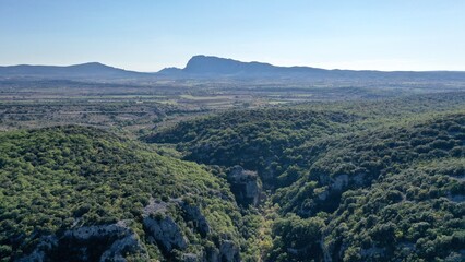 survol de l'arrière pays de Montpellier en Occitanie dans le sud de la France et piémont des...