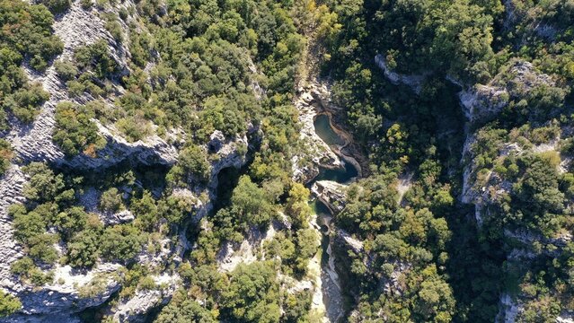 survol de l'arri&egrave;re pays de Montpellier en Occitanie dans le sud de la France et pi&eacute;mont des C&eacute;vennes