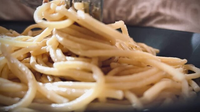 Espaguetis enrollando en un tenedor 