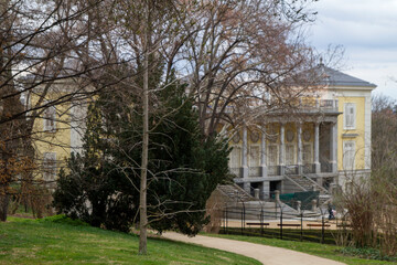Edificio Antiguo o Old Building en El Capricho, barrio de la Alameda de Osuna, ciudad de Madrid, pais de España o Spain