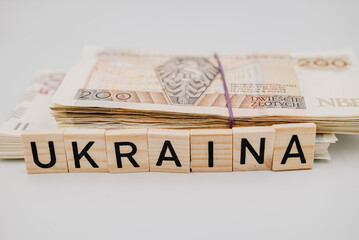 Napis Ukraina na tle polskich banknotów - obrazy, fototapety, plakaty
