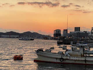 瀬戸内海に沈む夕日と港町