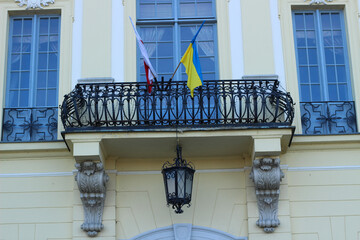 Białystok Polska. Polsko Ukraińskie flagi na balkonie Pałacu Branickich.