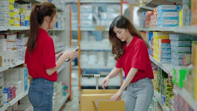Workers in a modern medicine supermarket are helping to check stocks and sort products on the shelves.
