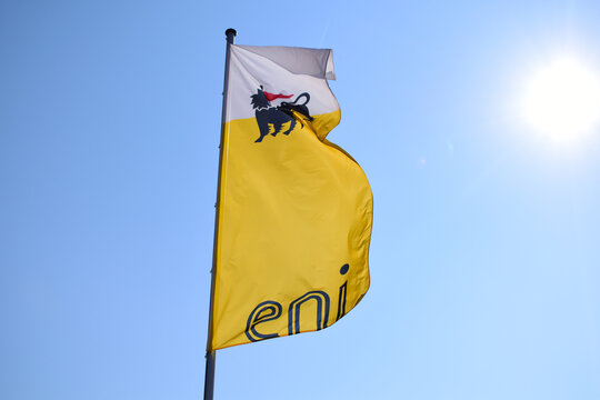 eni Tankstelle f&uuml;r Benzin, Diesel, Fahne im Wind