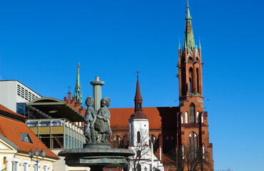 Białystok Polska. Fontanna i katedra Farna centrum miasta.