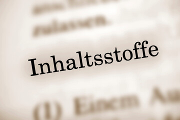 Fototapeta premium Inhaltsstoffe - schwarze Buchstaben auf sepia Hintergrund