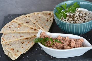 Piadina con tonno e salsa yogurt