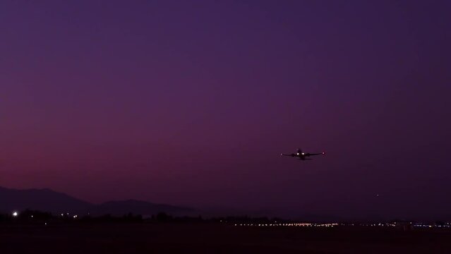 Despegue de avi&oacute;n desde pista con precioso atardecer de fondo.