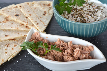 Piadina con tonno e salsa yogurt