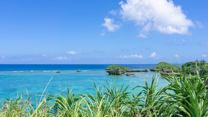 沖縄　夏の青い海・空　絶景