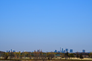 Obraz premium 青空 白い雲 青い空 都市風景 オフィスビル 背景素材
