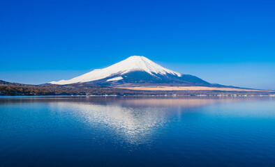 山中湖から眺める逆さ富士　冬景