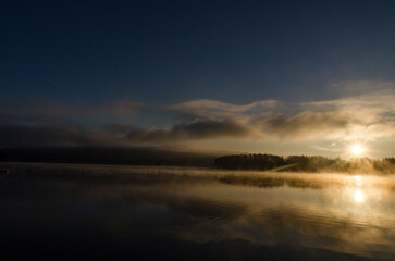 Wschód słońca nad zalewem Solińskim