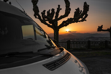 Campen in der Natur beim Sonnenunterganf