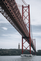 Eine Brücke und Statue in Lissabon