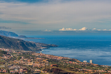 Fototapeta na wymiar Paisaje con costa y nubes en la isla de Tenerife